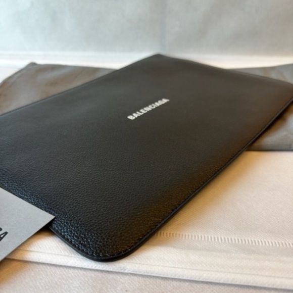 Brand New Balenciaga Zip Medium Pouch - Picture 2 of 4